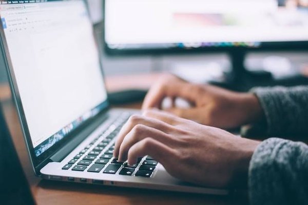 Les avantages et inconvénients des suites bureautiques en ligne comme Google Docs